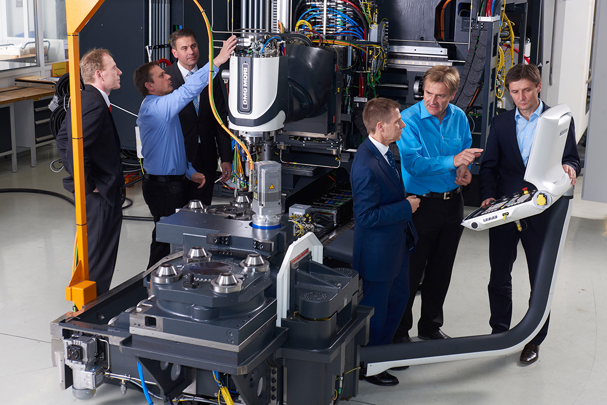 在一個(gè)實(shí)際投資項(xiàng)目中，舍弗勒和Deckel Maho Pfronten公司的專家開發(fā)出了&ldquo;機(jī)床4.0&rdquo;，利用現(xiàn)有生產(chǎn)技術(shù)與傳感器、云技術(shù)和數(shù)字化零部件的連接，向數(shù)字化生產(chǎn)目標(biāo)邁出了實(shí)質(zhì)性的一步。