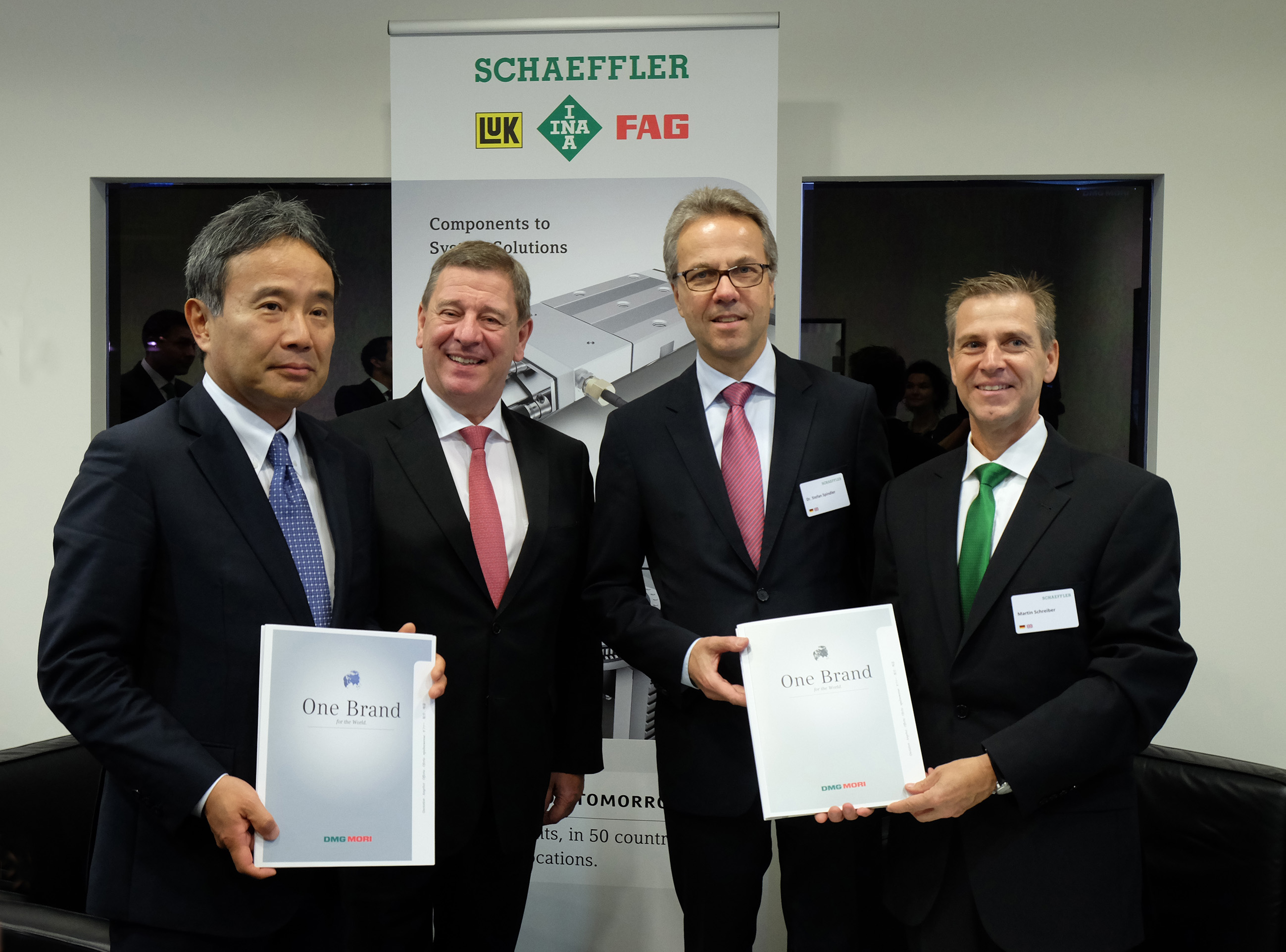 舍弗勒與德馬吉森精機簽署全球營銷協(xié)議。從左至右：德馬吉森精機有限公司首席執(zhí)行官森雅彥博士、德馬吉森精機股份有限公司首席執(zhí)行官呂迪格&middot;卡皮察博士、舍弗勒集團工業(yè)事業(yè)部首席執(zhí)行官斯特凡&middot;施平德勒博士、舍弗勒集團工業(yè)事業(yè)部制造機械事業(yè)部總裁馬丁&middot;施賴伯。